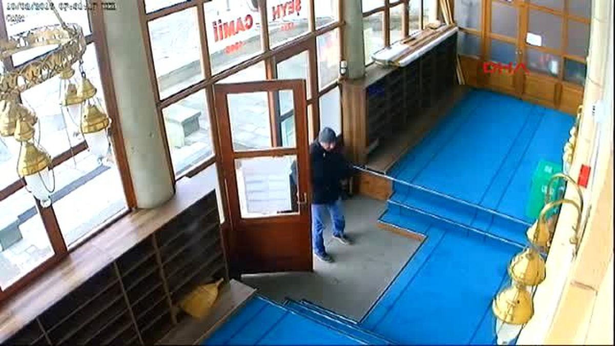 Rize - Camideki Yardım Kasasından Para Çalarken Kameraya Yakalandı