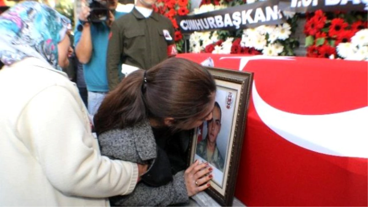 Şehit Askerin Nişanlısı, Cenazede "Aşkım Ne Olur Gitme" Diyerek Ağladı