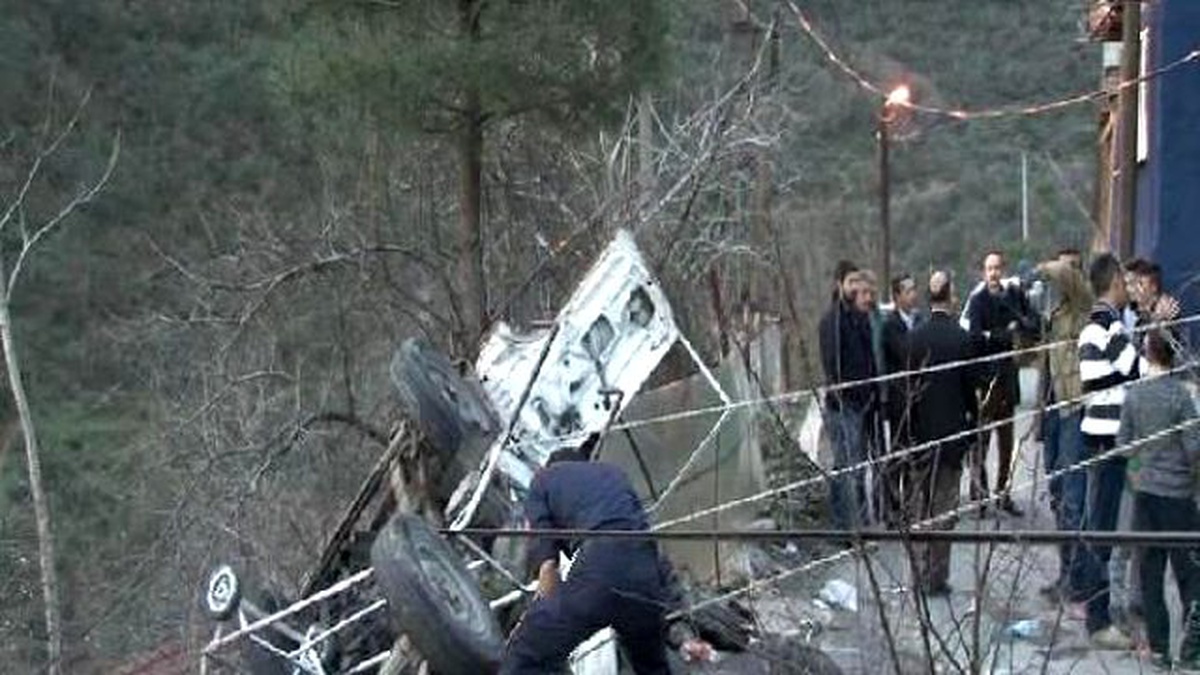 Sürücünün Yokuş Aşağı Çalıştırmak İstediği Kamyonet 150 Metre Uçtu