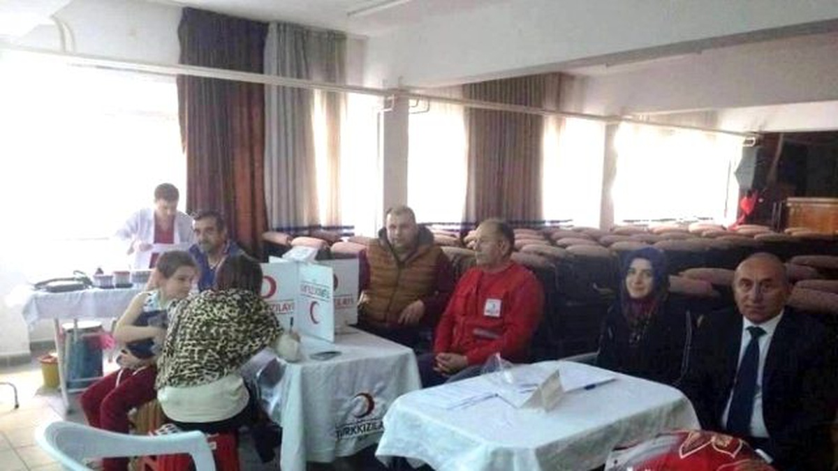 Veliler, Kızılay\'a Kan Bağışı Yaptı