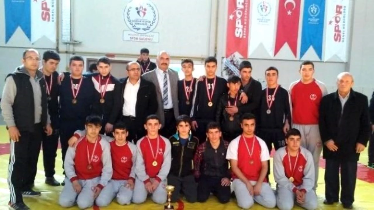 Yeşilyurt Belediyespor Güreş Takımı, İl Şampiyonası\'nı Birinci Tamamladı