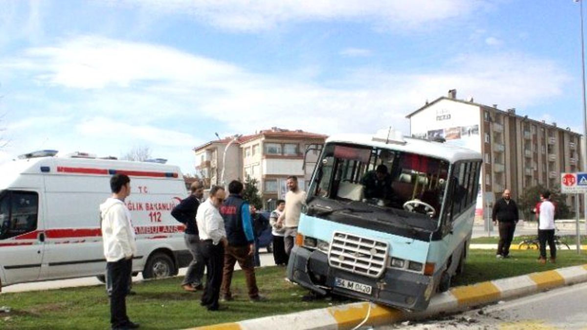 Yolcu Minibüsü Orta Refüje Çıktı: 2 Yaralı