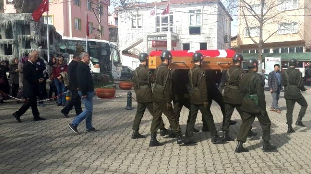73 Yaşında Hayatını Kaybeden Emekli Astsubay Düzenlenen Askeri Törenle Toprağa Verildi