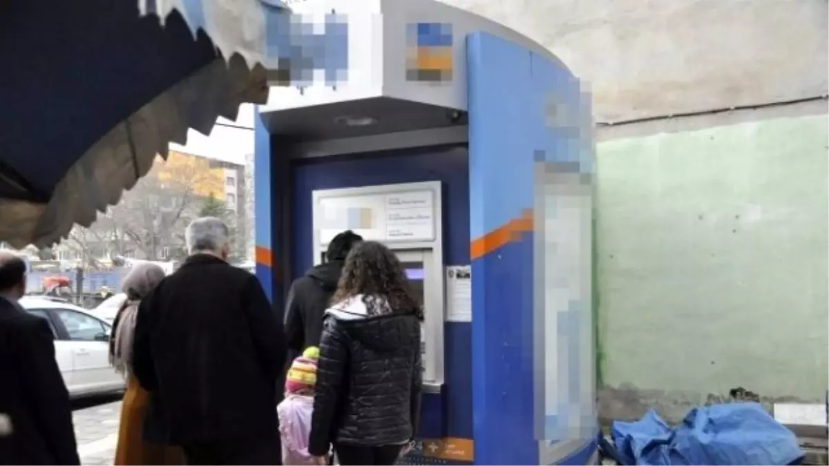 Atm\'ye Düzenek Kurup 1,5 Saatte 50 Kişinin Hesabını Boşalttılar