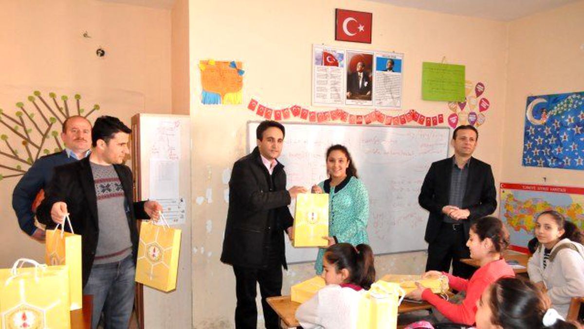 Başarılı Öğrencilere Hediye Verildi