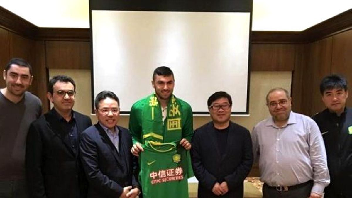 Burak Yılmaz Yeni Formasıyla Poz Verdi