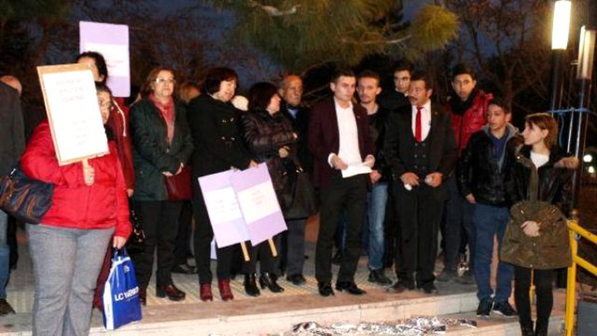 Burdur\'da Özgecan\'a Mumlu ve Çiçekli Anma