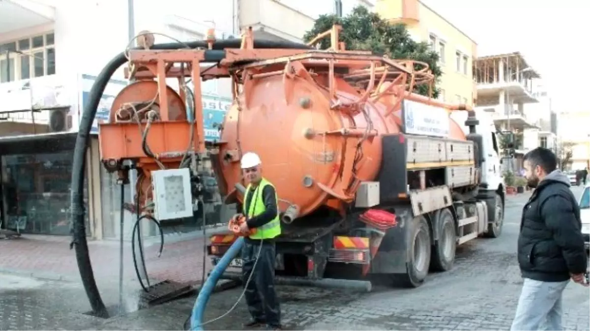 Büyükşehir Asat Ekipleri Manavgat\'ta Yağmursuyu Hatlarını Temizliyor