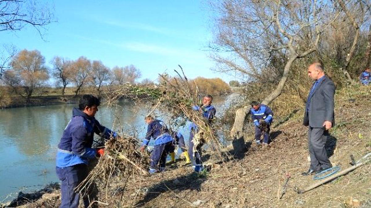 Büyükşehir, Ceyhan Nehri Kıyılarını Temizliyor