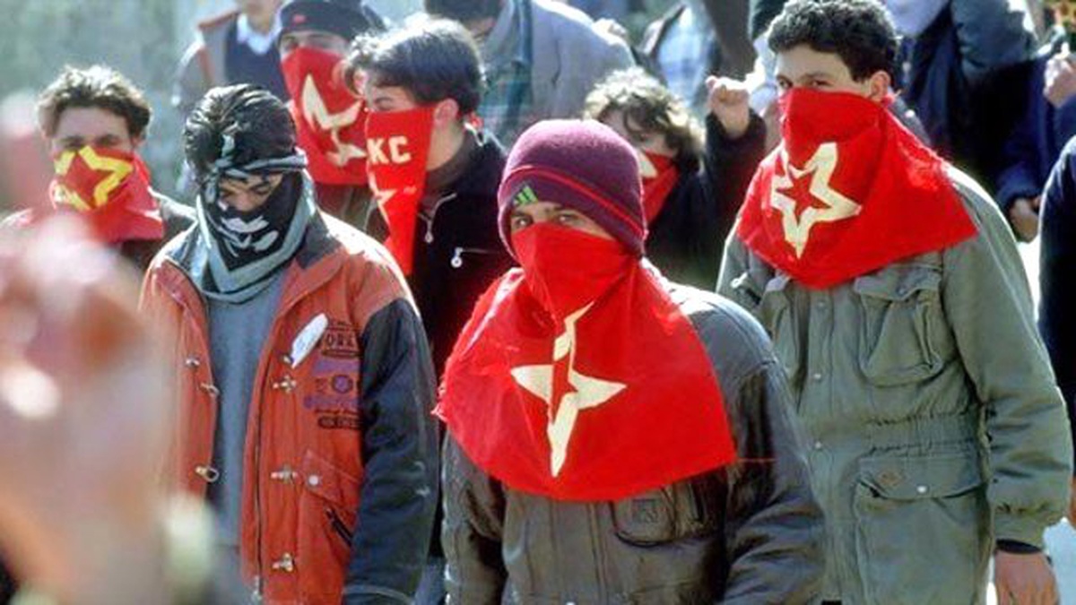"Canlı Bomba Olabilir" Denilen DHKP-C\'li Telefon Kulübesinde Yakalandı