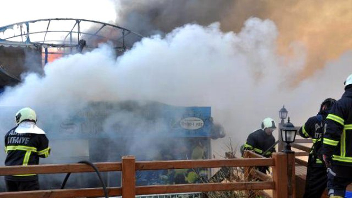 Cinayetin İntikamını Almak İsteyen Aile Tekne Şeklindeki Kafeyi Yaktı