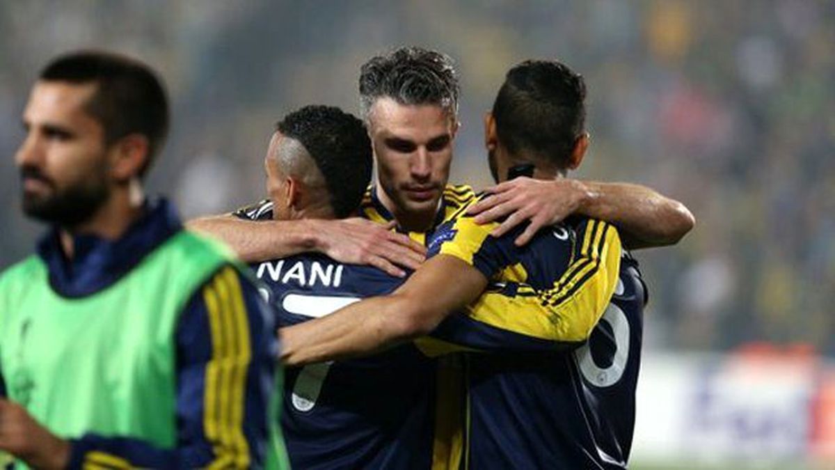 Fenerbahçeliler, Robin van Persie'nin Oyundan Alınmasını Protesto Etti