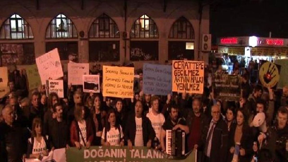 Kadıköy\'de Artvin\'deki Eyleme Tulumlu-horonlu Destek...