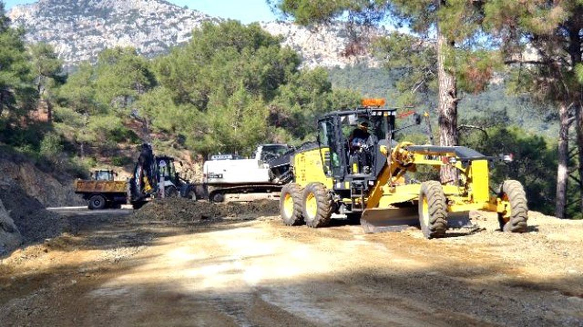Mersin Büyükşehir Belediyesi\'nin Asfalt ve Yol Bakım Çalışmaları Sürüyor