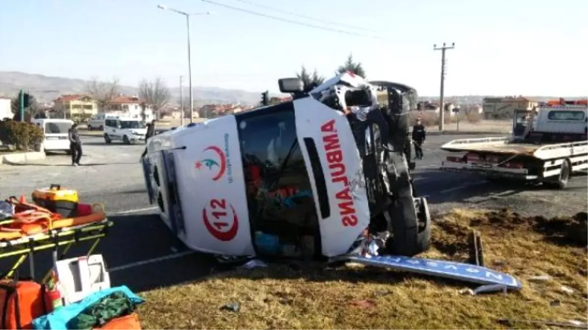 Otomobille Ambulans Çarpıştı: 5 Yaralı