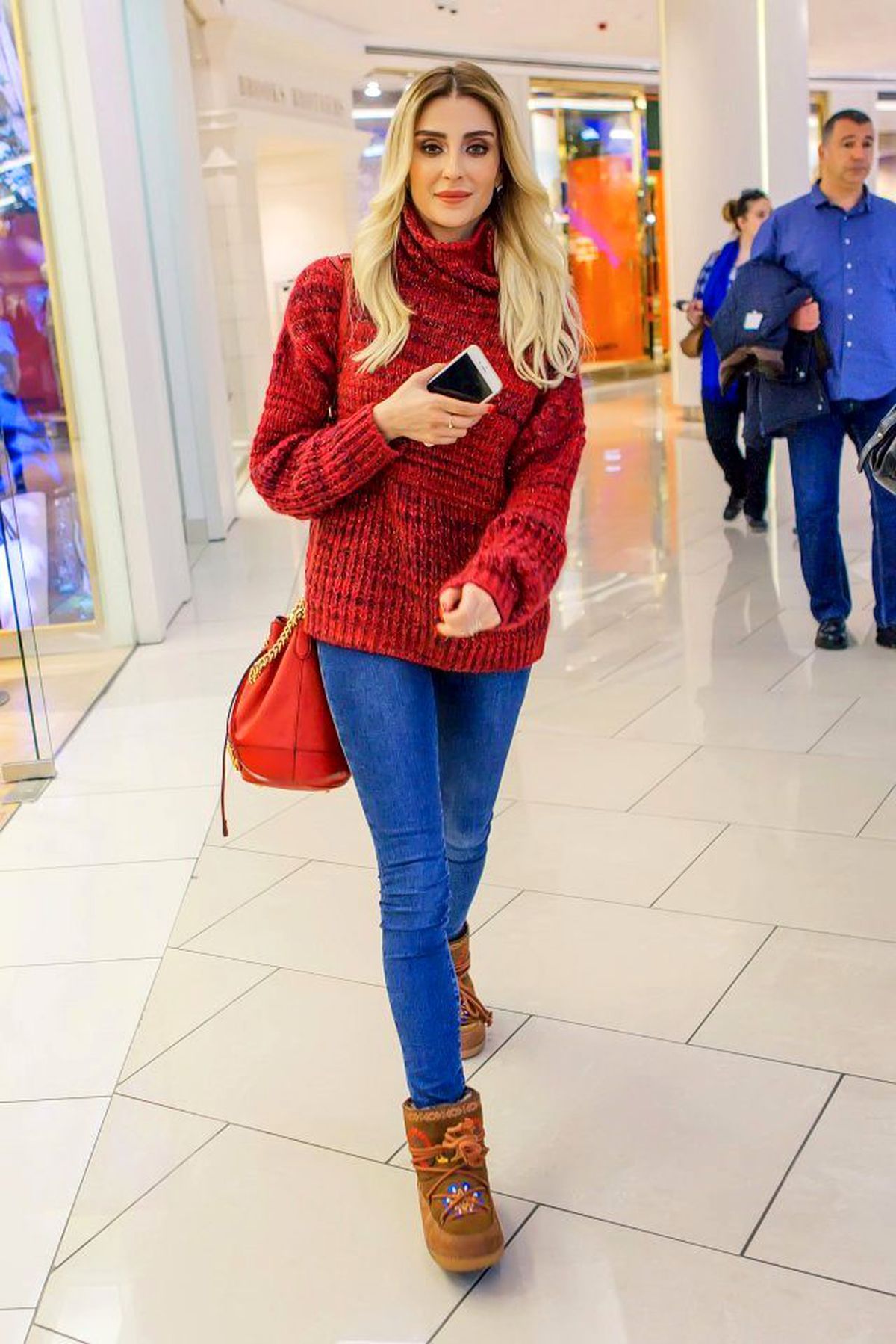 Özge Ulusoy 34 bin euro\'luk saatiyle görüntülenmedi