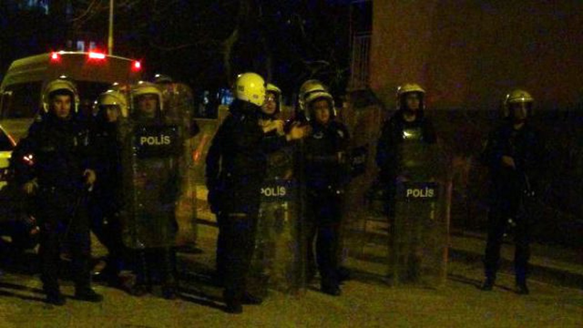 PKK Sempatizanları Polis Taşladı