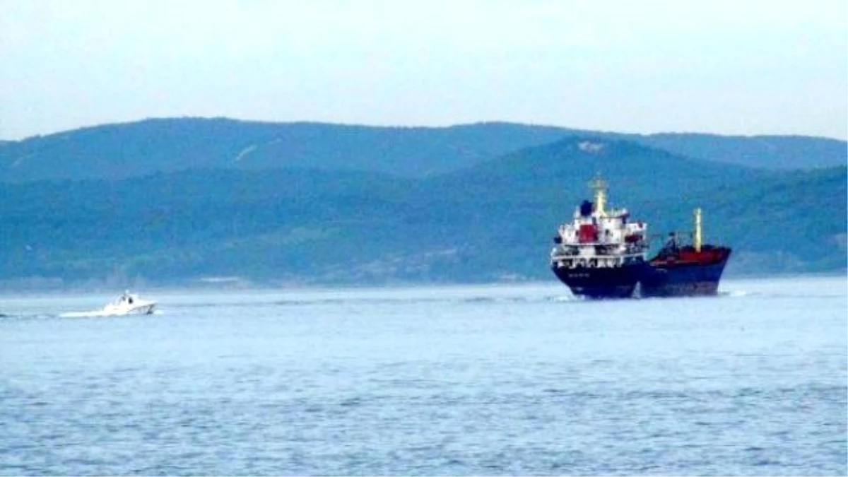 Rus Askeri Kargo Gemisi Çanakkale\'den Geçti