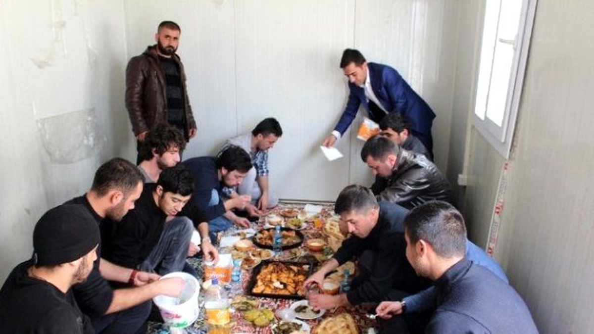 Silopi\'de Polisler İçin Yer Sofrası Kuruldu