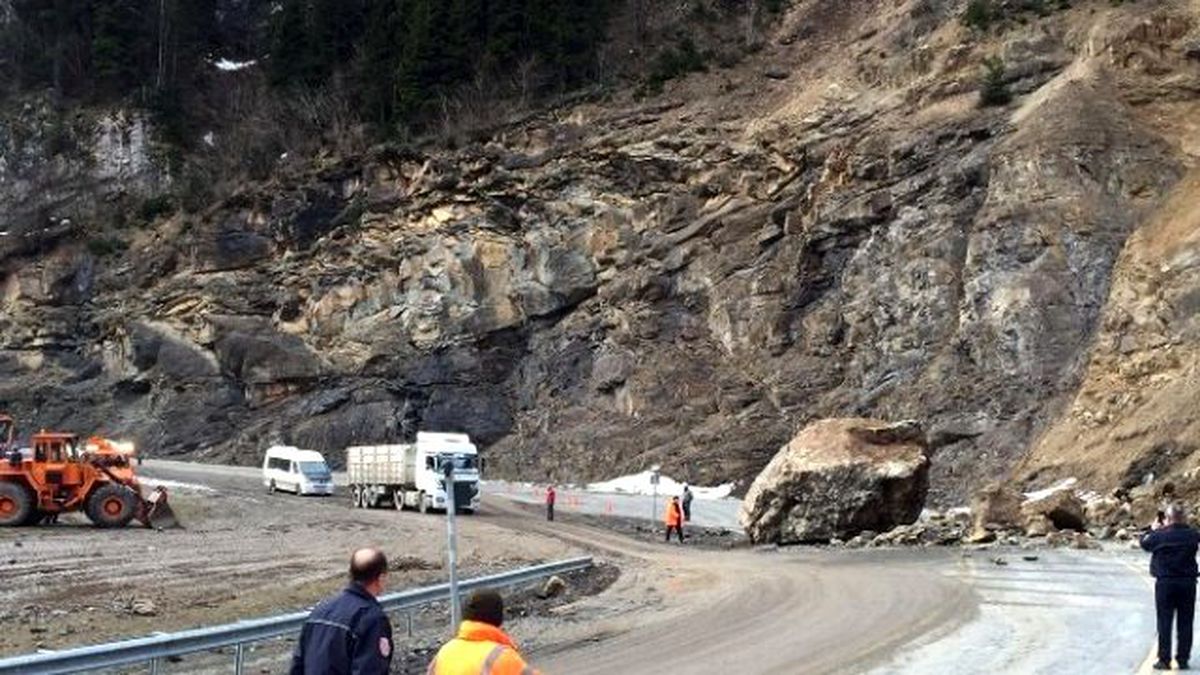 Trabzon-Gümüşhane Karayolu'na Dev Kaya Düştü