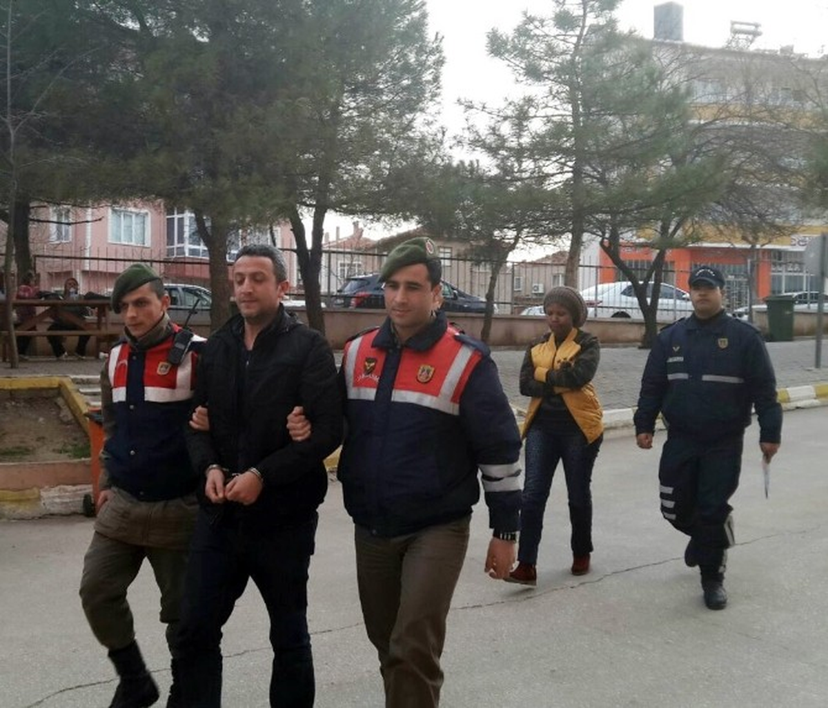 Ugandalı Kurye X-ray\'ı Geçti, Jandarmayı Geçemedi