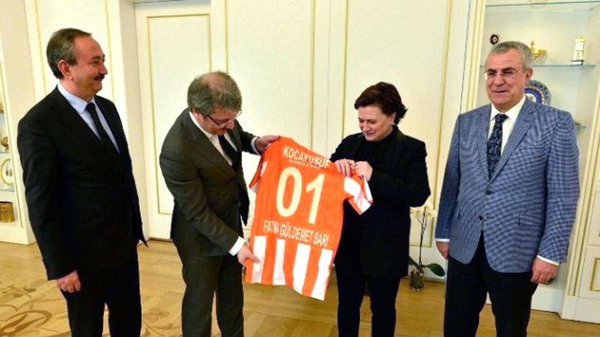 Adanaspor\'dan Bakan Sarı\'ya Ziyaret