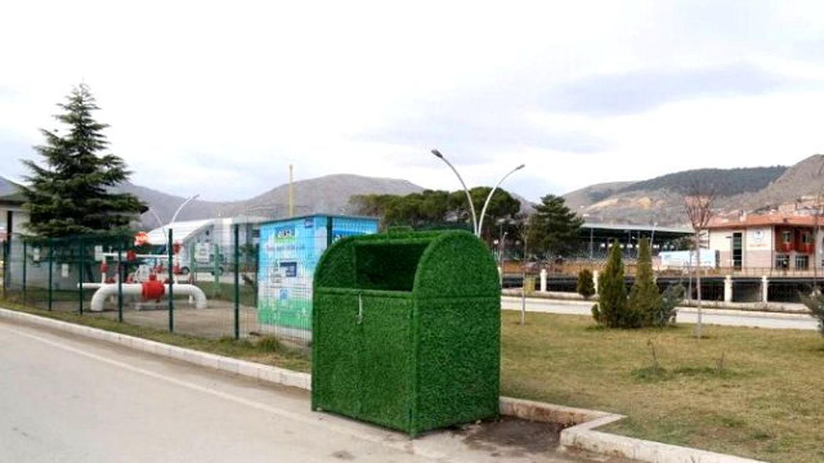 Amasya\'da Çöp Konteynerleri Çimleniyor