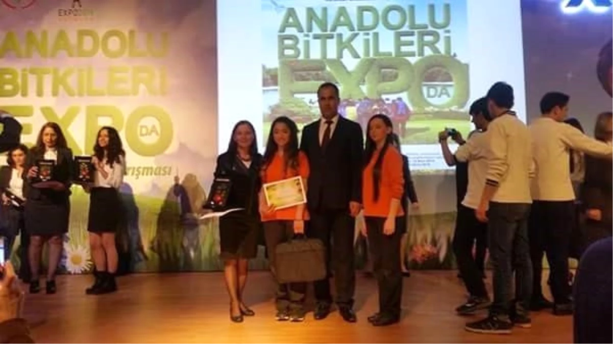 Ayvalıklı Öğrenciler, "Anadolu Bitkileri Expo"Dan Ödülle Döndü