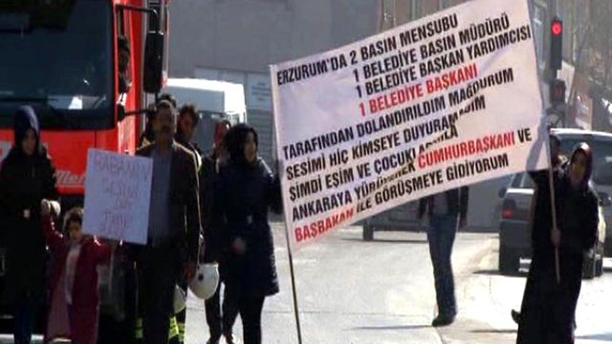 Babası Gözaltına Alınan Küçük Kızı Polisler Teselli Etti