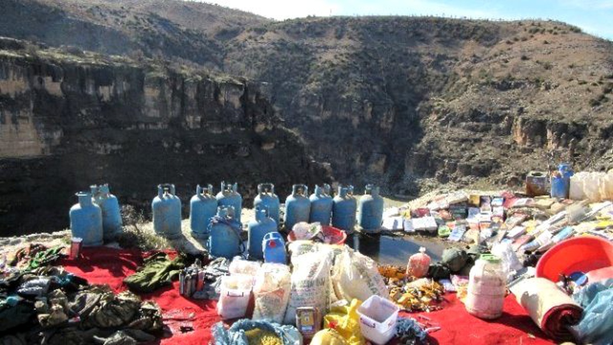 Batman\'da PKK Sığınaklarında El Yapımı Bomba ve Yaşam Malzemesi Ele Geçirildi