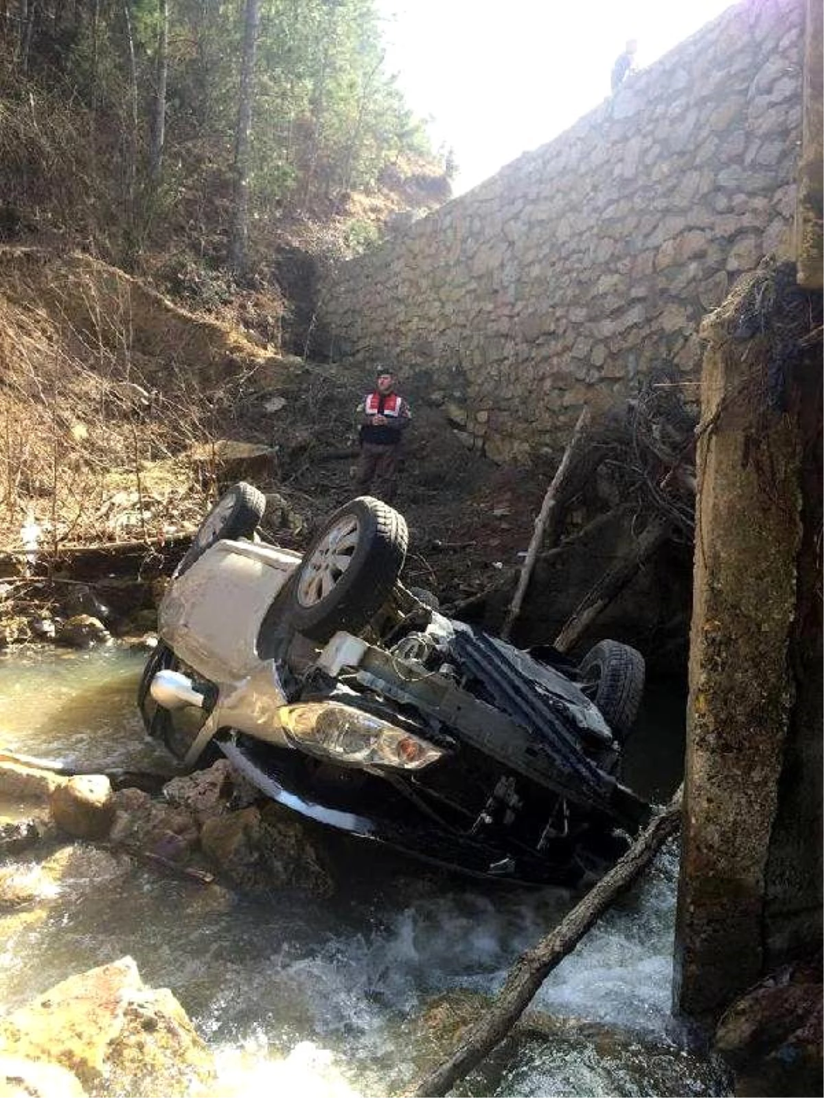 Bolu\'da Otomobil Dereye Uçtu: 1 Ölü, 3 Yaralı