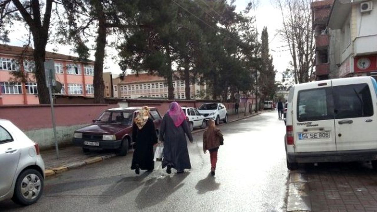 Bu Sokakta Araçlar Kaldırımda, Yayalar Yolda