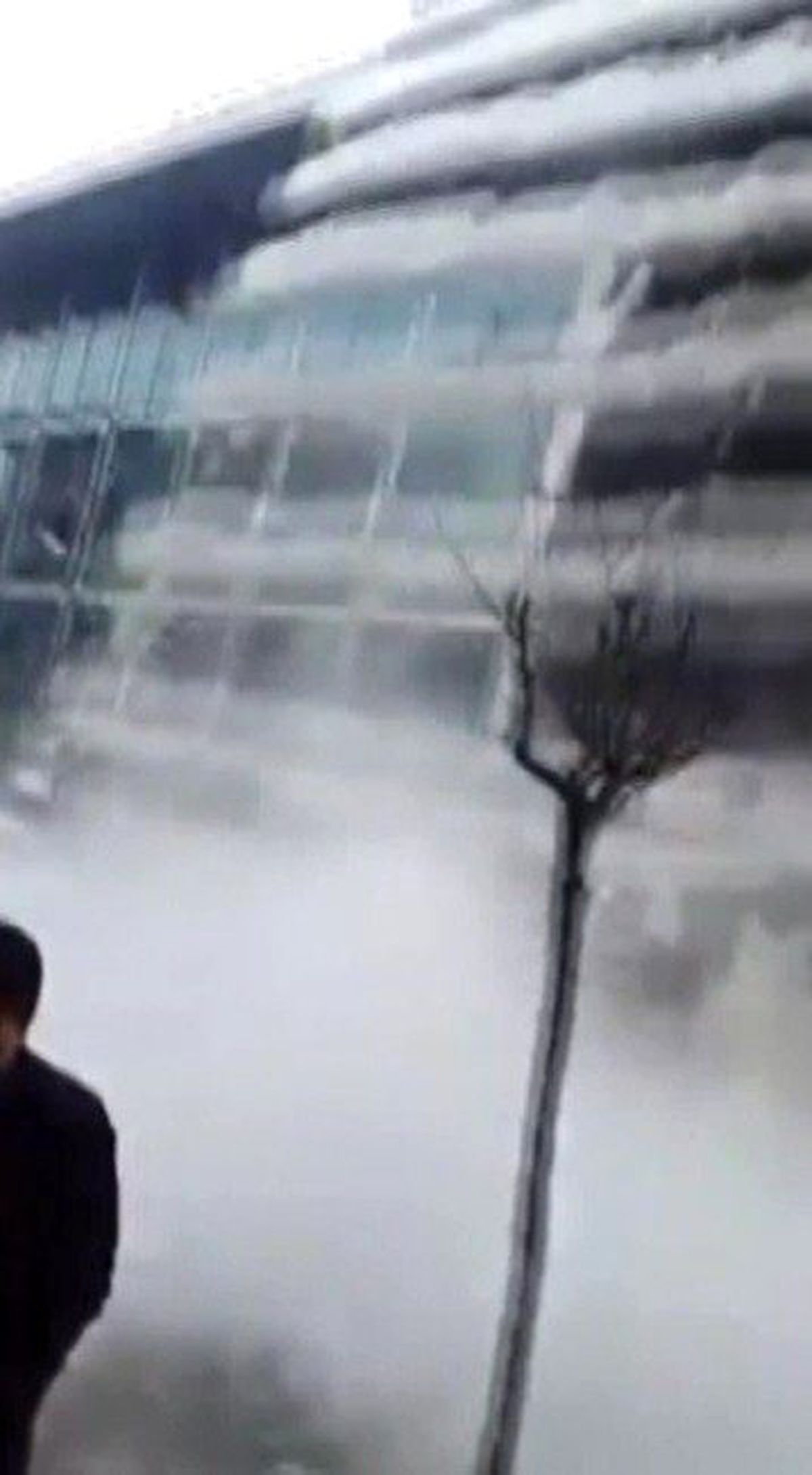 Çatından Düşen Kar Kütlesi Otomobili Hurdaya Çevirdi, Sürücü Yaralandı