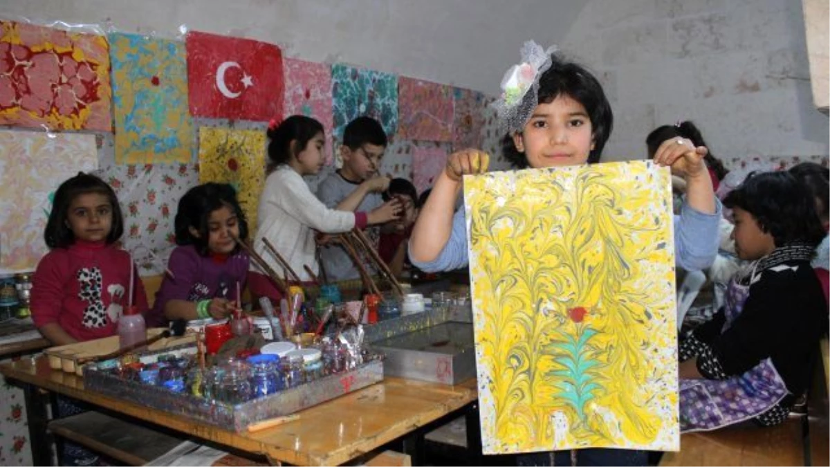 Eyyübiyeli Çocuklar Ve Yetişkinler Ebru Sanatını Öğreniyor