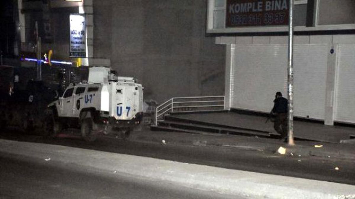 Gazi Mahallesi'nde Sürücüyü Kurşunlayıp Otomobilini Yaktılar