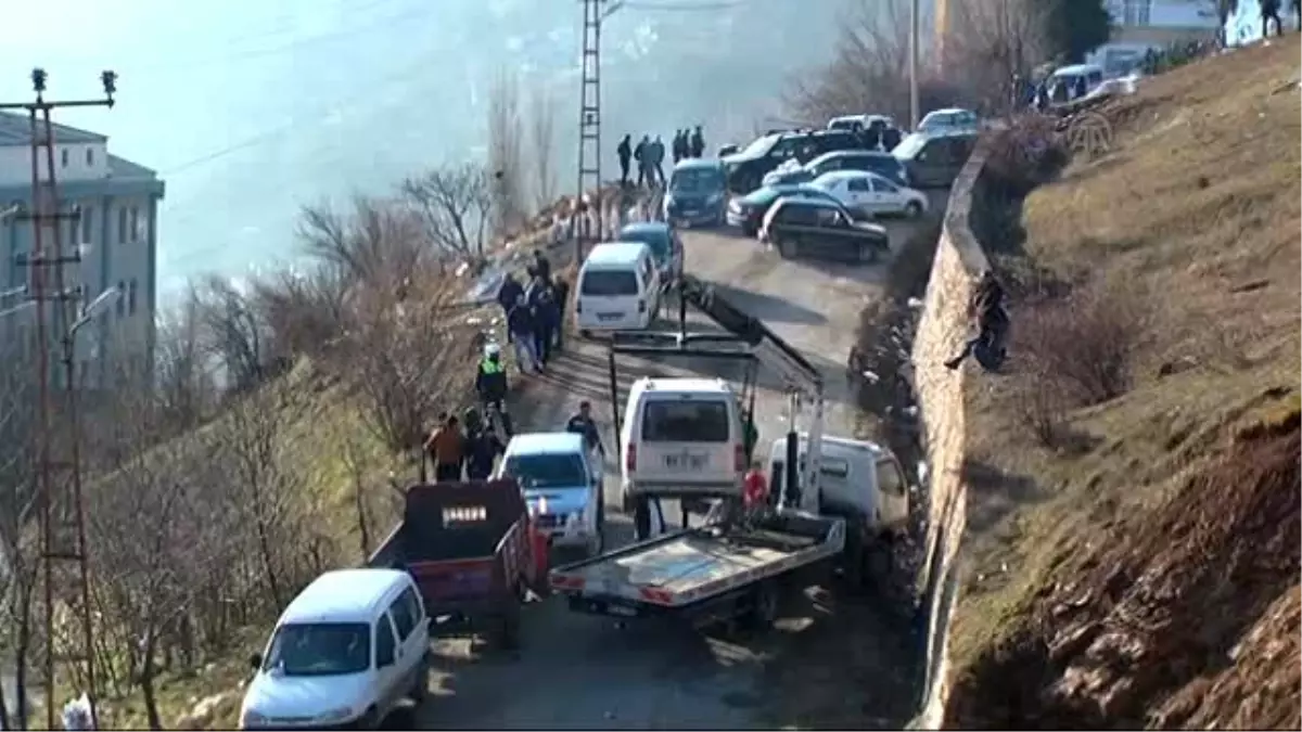 İş Makinelerinin Geçişine İzin Vermeyen Gruba Müdahale (2)