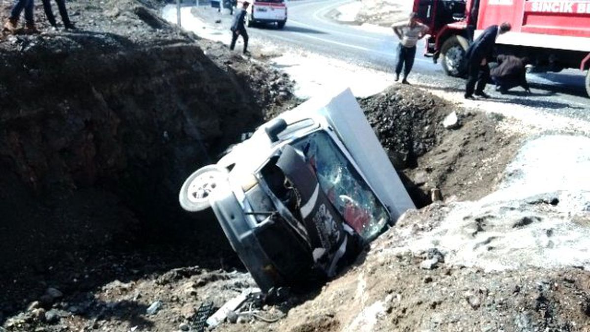 Kamyonet Şarampole Yuvarlandı: 2 Yaralı