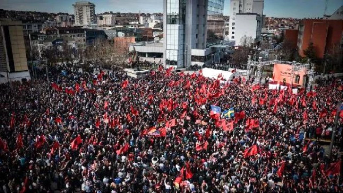Kosova\'nın Bağımsızlığın 8\'inci Yıl Dönümünde Muhalefetin Düzenlediği Protestoya 100 Binin Üzerinde...