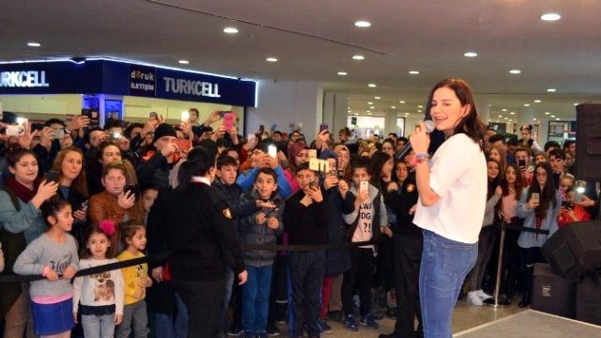 Merve Özbey Kocaeli\'de Hayranlarıyla Buluştu