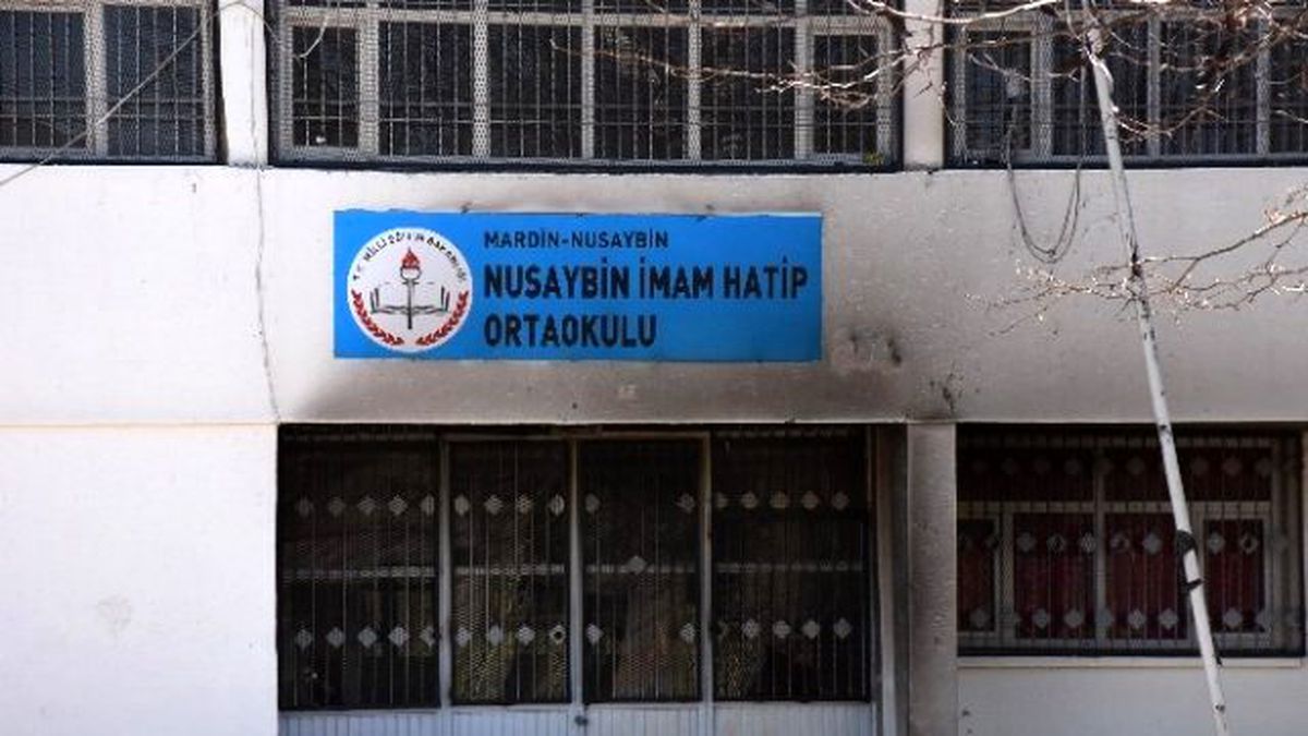 Nusaybin\'de İki Okul Binası Yakıldı