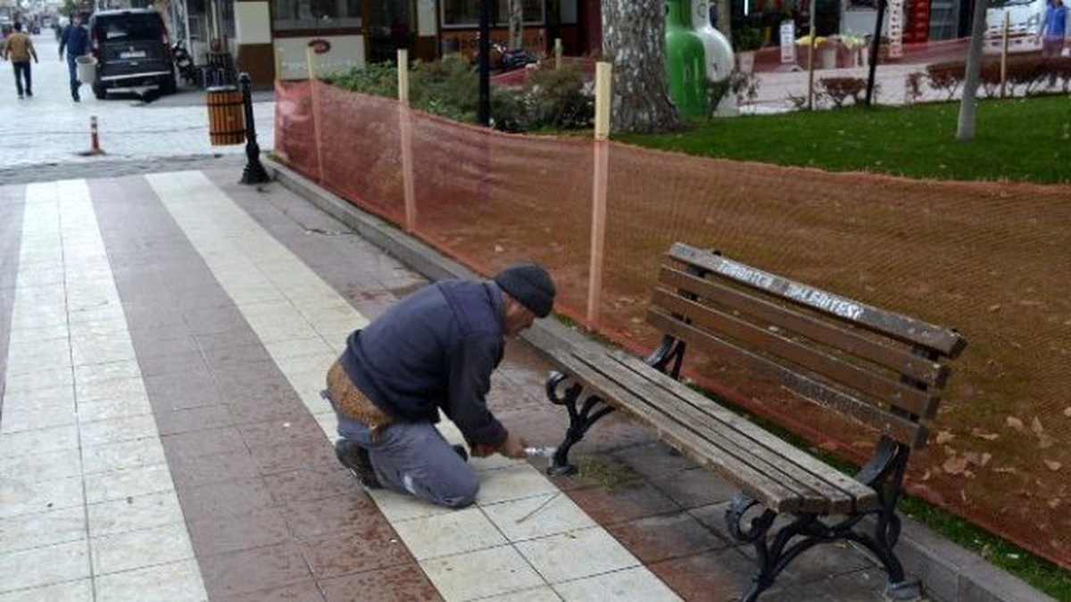 Orta Park\'ın Yenilenen Bankları Vatandaşın Hizmetinde