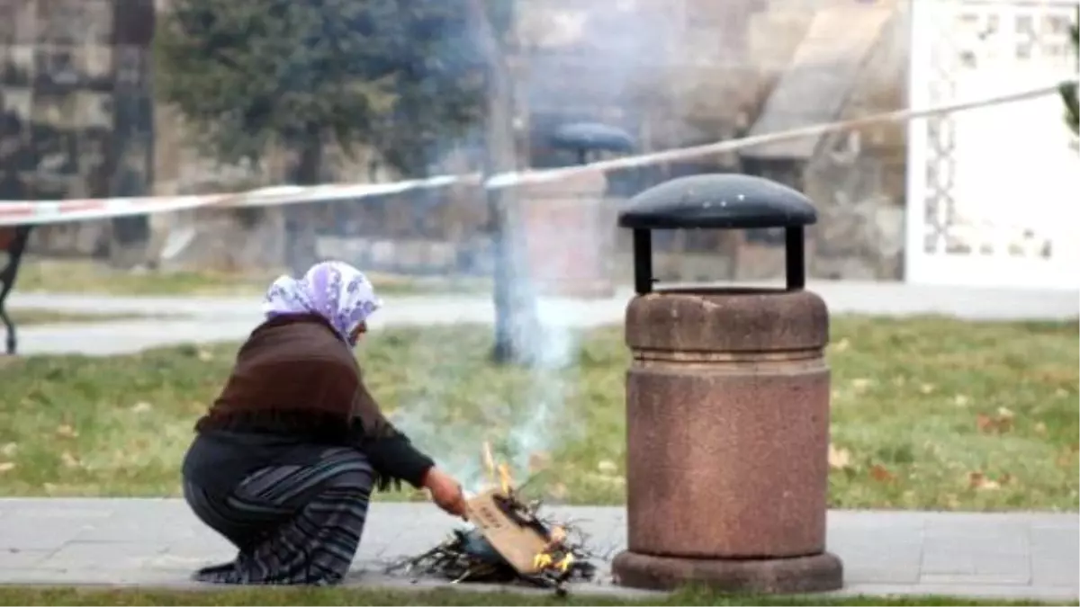 Parkta Yaktığı Ateşte Isındı