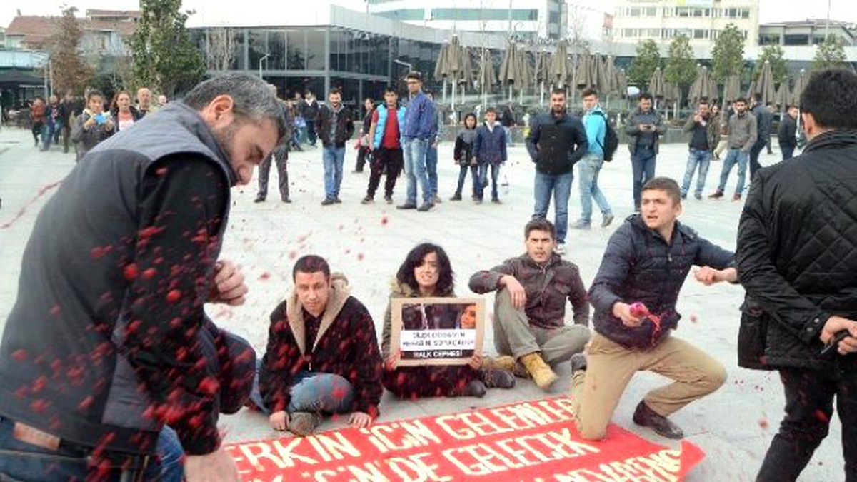 Polise Boya Fırlatan Göstericilere Müdahale: 7 Gözaltı