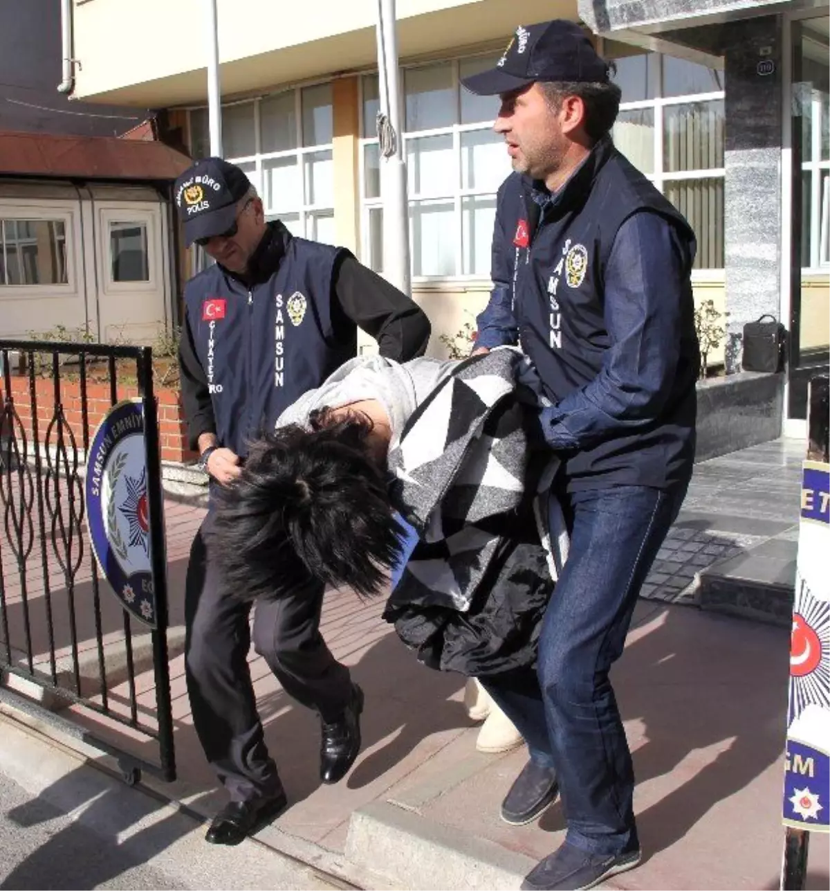 Polislere Saldıran Travestiler Gözaltına Alındı