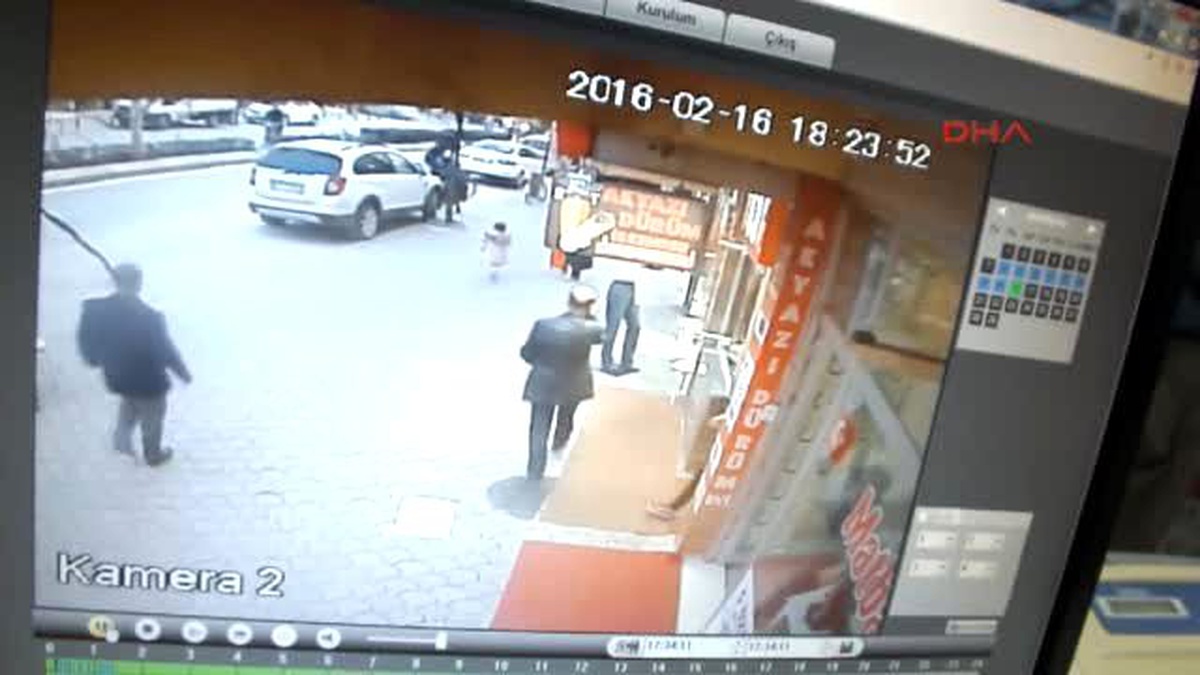 Motosikletin Genç Kadına Çarpma Anı Güvenlik Kameralarına Yansıdı