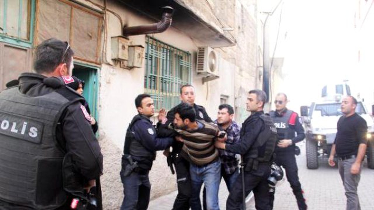 Şanlıurfa\'da İki Aile Birbirine Girdi: 9 Yaralı, 12 Gözaltı