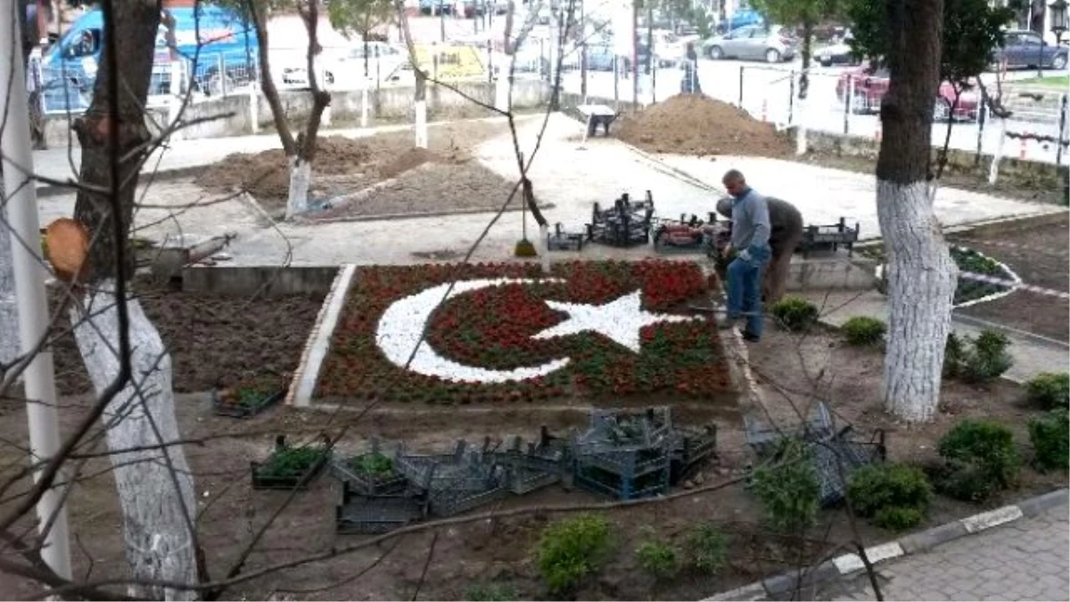 Saruhanlı\'da Türk Bayrağı Çiçek Açtı