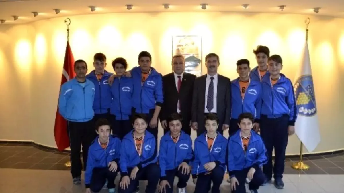 Voleybol Birincilerinden Başkan Şirin\'e Ziyaret