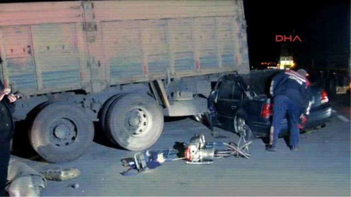 Adana-Otomobil, Kamyona Çarptı: 1 Ölü, 2 Yaralı
