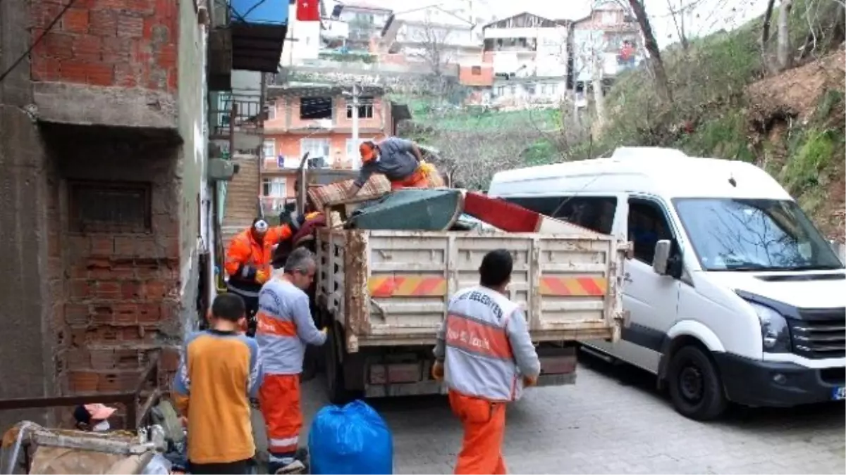 Akli Dengesi Bozuk Vatandaşın Evinden 3 Kamyon Çöp Çıktı
